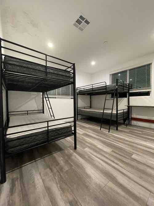 Foto del edificio - 1637 E 33rd St