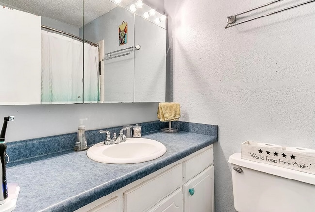 Building Photo - Charming 3-Bed, 2-Bath Home in Prime Broke...