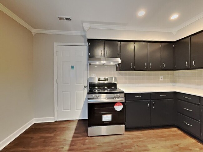 Foto del edificio - 3 bed 1.5 with front and rear decks!