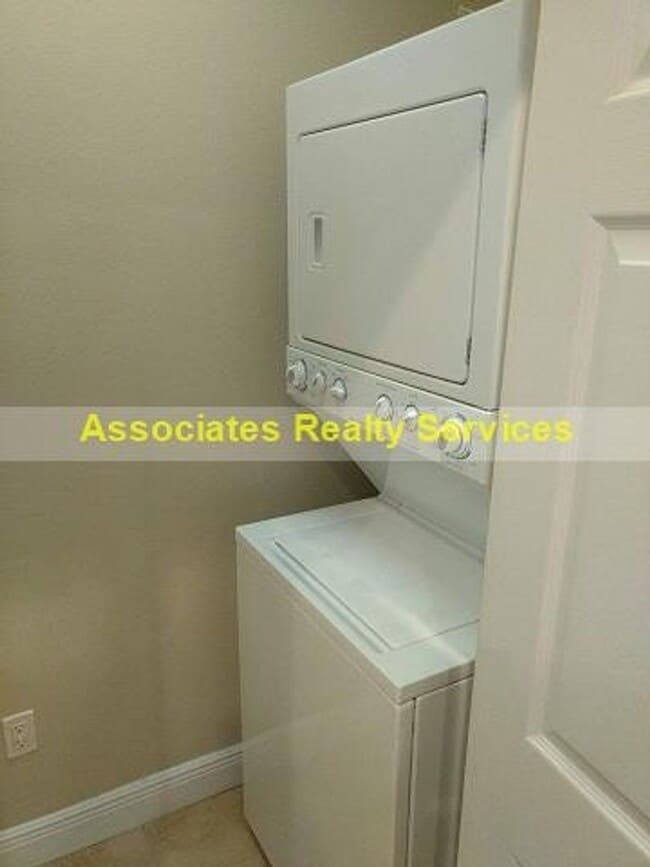 Building Photo - Lionsgate  #214