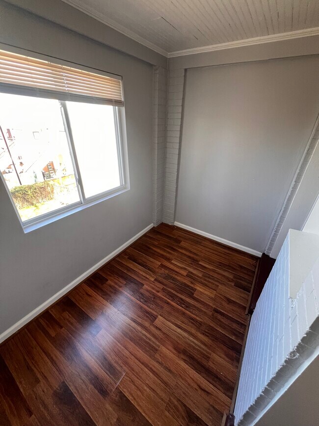 Él - 1710 Trinidad Ave NE