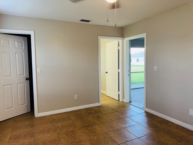 Foto del edificio - Experience this Cape Coral 3 bedroom 2 bath corner duplex with 1 car garage and screened in lanai.