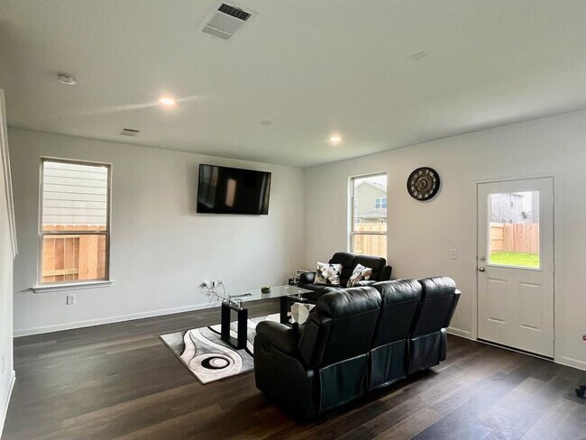 Building Photo - 16424 Big Hickory Dr