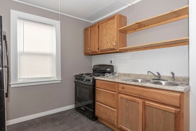 Foto del edificio - Please View 3D Virtual Walk-Through Before Scheduling a Showing