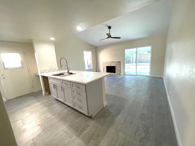 Foto del edificio - 3 Bed, 2 bath home in Anaheim