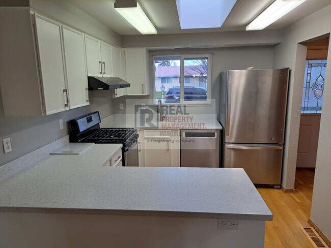 Building Photo - Wonderful 3 Bedroom, 1 Bath With Garage an...