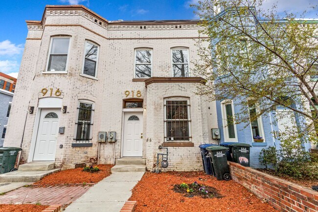 Building Photo - 918 3rd St NE