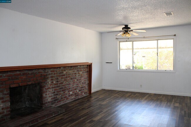 Building Photo - 5759 Nottingham Dr