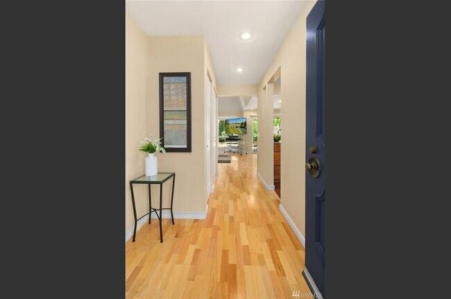 Entrada - 1605 102nd Pl NE