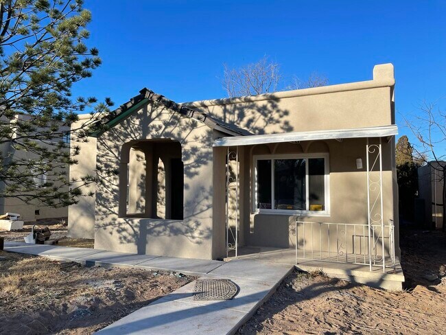 Building Photo - 405 Vassar Dr SE