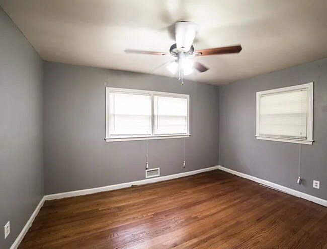 Building Photo - 3 bed and 1 bath in Decatur!