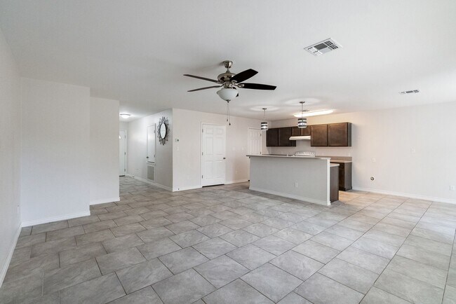 Foto del edificio - Stunning 3-Bedroom, 2-Bath Home on Corner ...