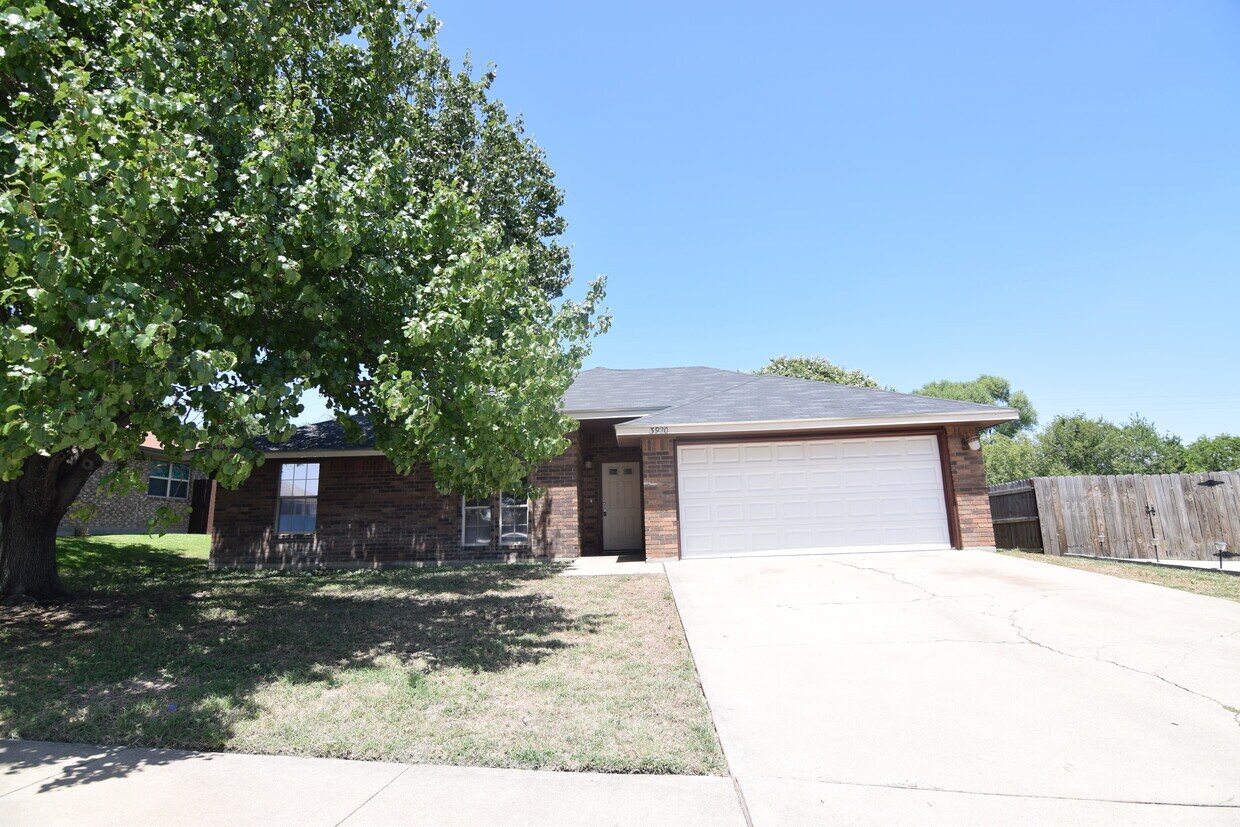 Primary Photo - 3920 Bur Oak Dr