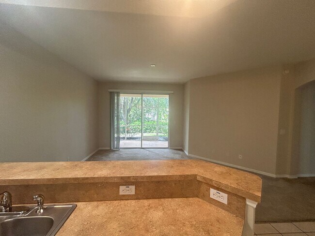 Building Photo - Spacious  3/2 ground floor unit