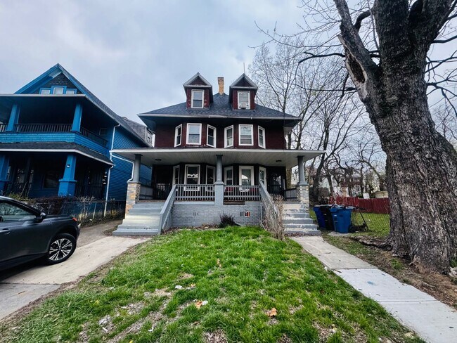 Building Photo - 576 E 110th St