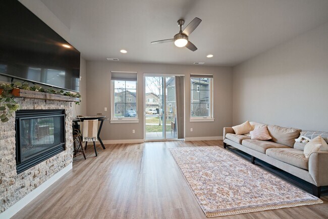 Foto del edificio - Modern 4-bedroom 3-bathroom Home