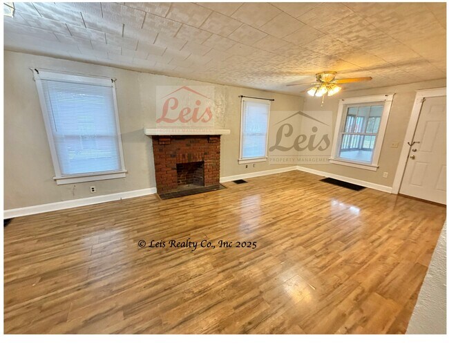 Foto del edificio - 3341 N Main St