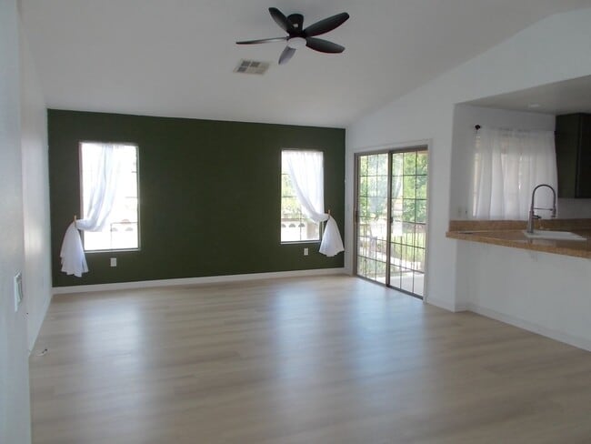 Foto del edificio - Move-In Ready 2BD/2BA Corner-Unit Condo in Guard-Gated Painted Desert!