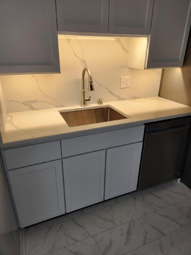 Building Photo - 114 W Main Ave