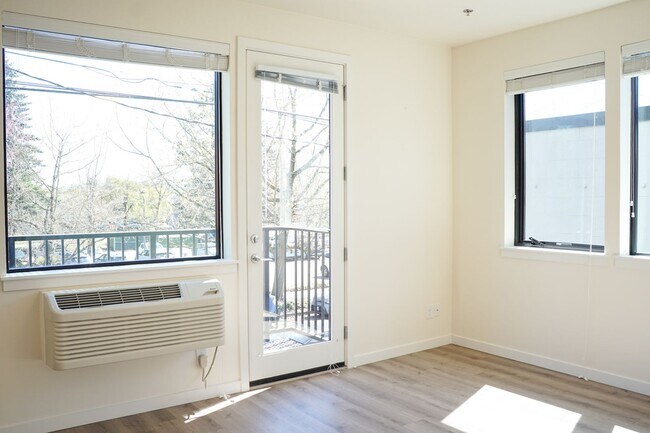 Building Photo - Modern & Bright 1 Bedroom w/Condo Finishes...