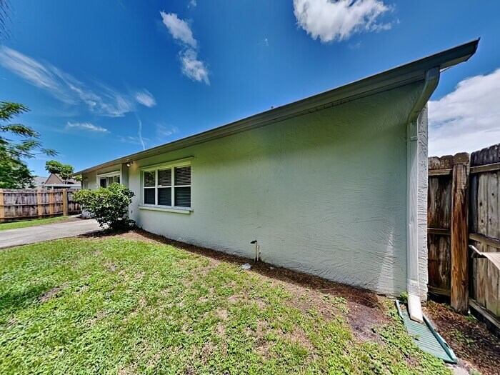 Building Photo - 7132 Waxwing Dr