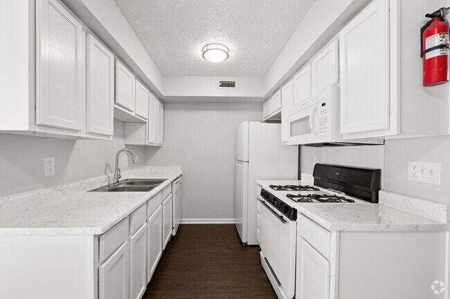 2 habitaciones, 1 baño - 767 pies cuadrados - Cocina - Runnymede Apartments