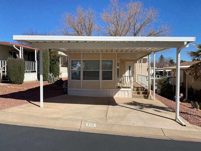 Foto del edificio - 55+ Park Town Home!