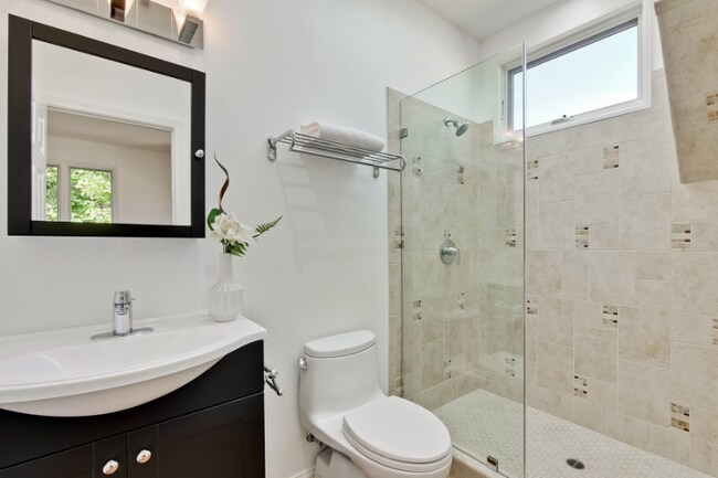 Foto del edificio - 1362 McKendrie St