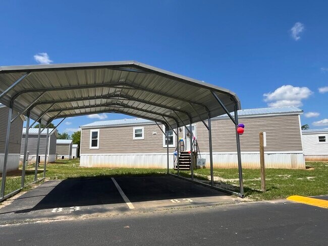 Building Photo - 600 Holly Dr