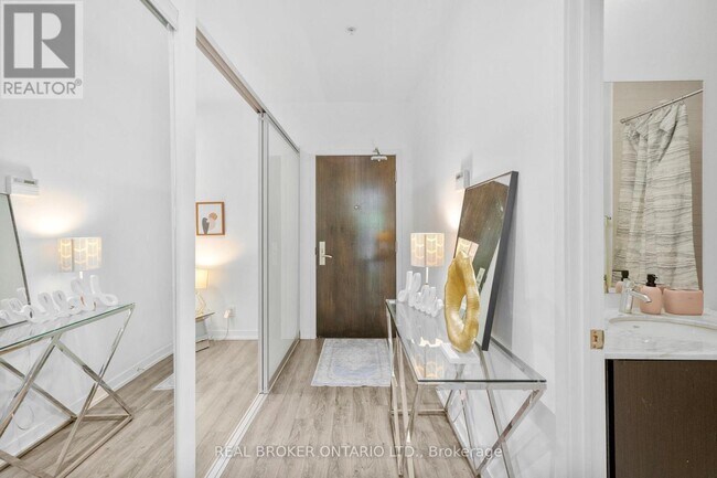 Photo du bâtiment - 840 Queens Plate Dr