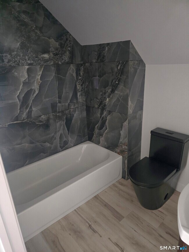 Building Photo - 530 Jane St