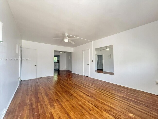 Foto del edificio - 841 W 40th St