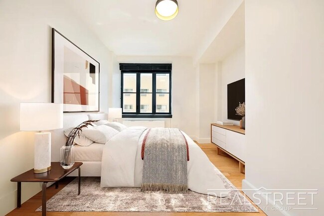 Foto del edificio - Stunning, Elegant, 2 Bedroom Right off Lorimer L train, Amazing Roof deck, Gym, Great Location!