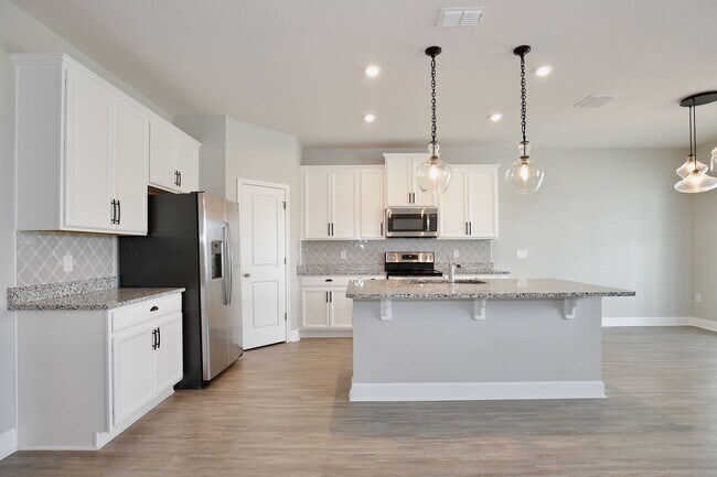 Foto del edificio - Lovely 3/2 Spacious Home with a Covered Pa...