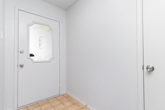 Building Photo - Spacious 3BD Corner Lot Home Surrounded by...