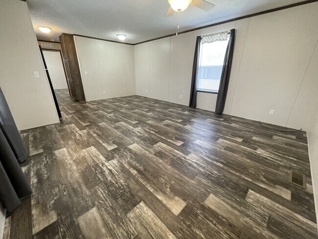 Building Photo - 16035 Villaire Ave