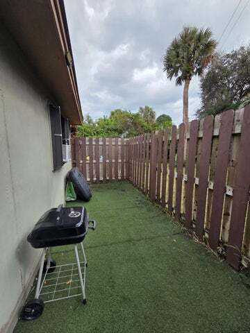 Building Photo - 810 Sandtree Dr