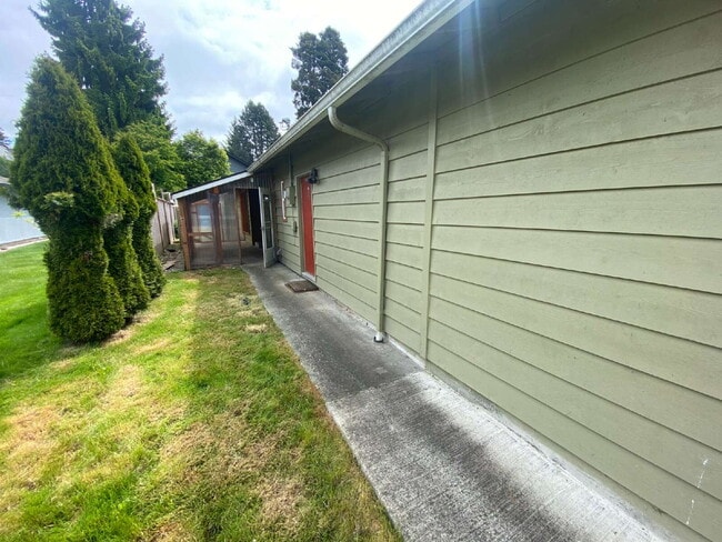 Building Photo - Conveniently Located 3-Bedroom Home with S...