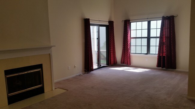 Living room - 4155 Eagle Cove W Dr