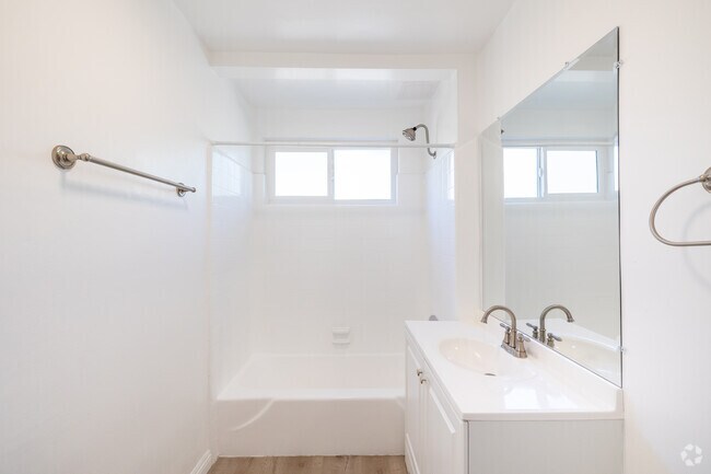 1 habitación, 1 baño - 727 pies cuadrados - Baño - 909 Palm Ave