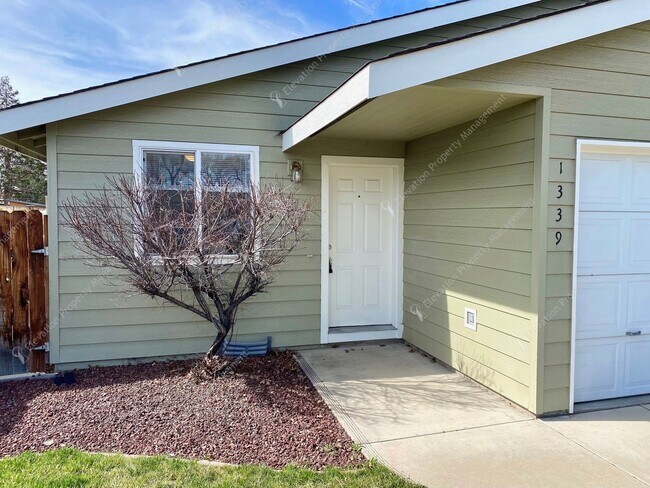 Foto del edificio - Charming 2BR Duplex with Patio & Garage