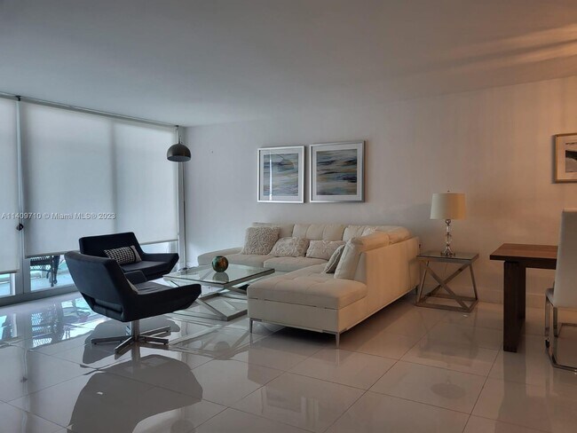 Foto del edificio - 100 Bayview Dr