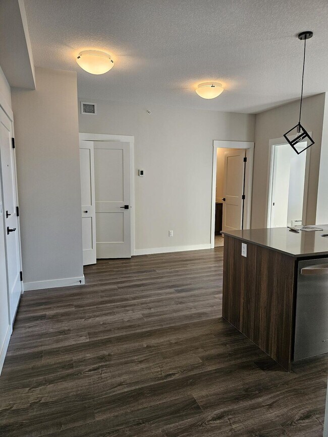 Photo du bâtiment - Bright & Modern 2-Bedroom Apartment in Seton