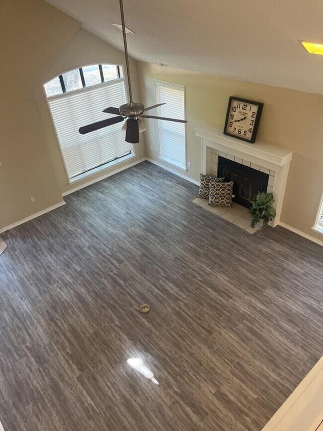 Foto del edificio - 6302 Meadowmere Ln