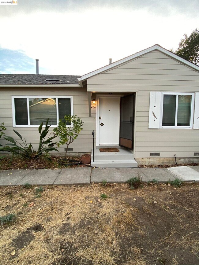 Building Photo - 1219 Santa Fe Ave