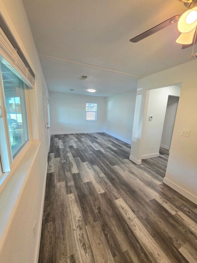 Foto del edificio - REMOELED 2 BED 1 BATH HOUSE READY NOW!