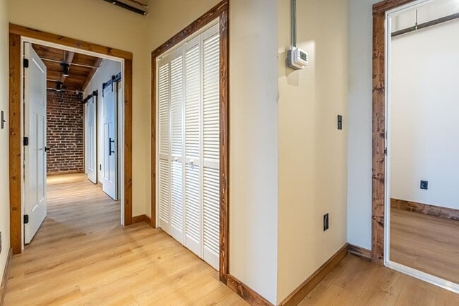 Building Photo - 453-800 E Main St