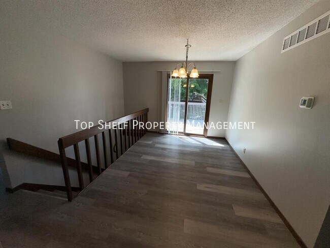 Foto del edificio - 9041 Carpenter Cir Dr