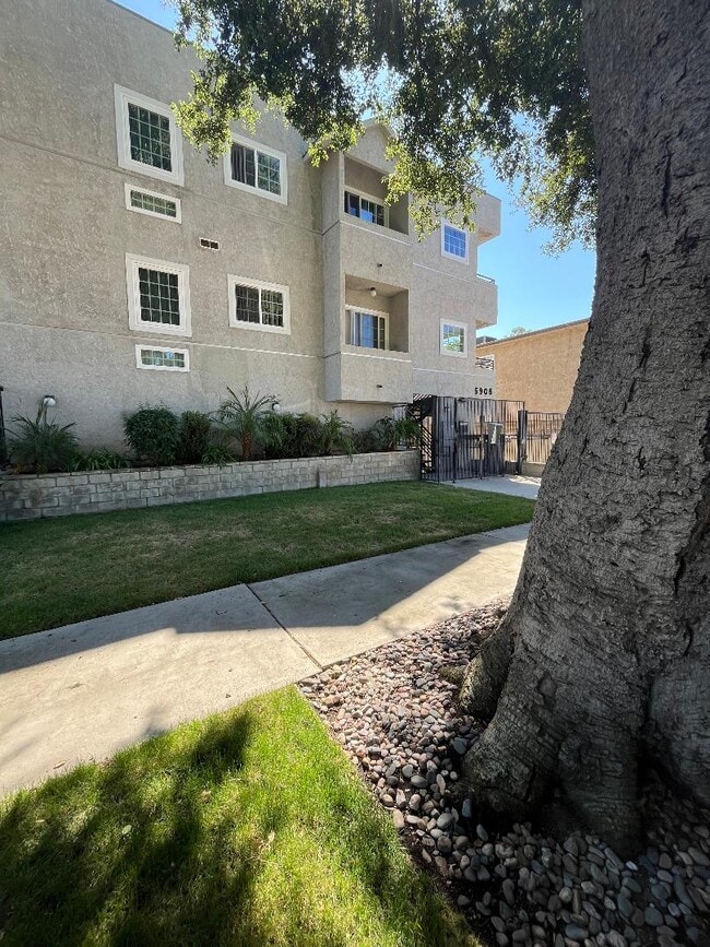 Building Photo - 5908 Cedros Avenue