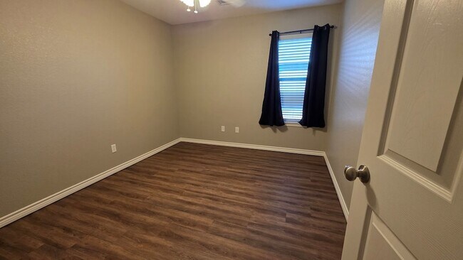Foto del edificio - 5113 Blue Haven Dr
